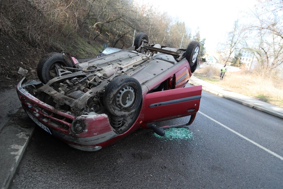 Auto v Křížové ulici na Smíchově skončilo na střeše, 8. března 2021.do