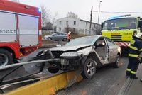 Šílená nehoda v Michli: Auto se srazilo s tramvají, skončilo napasované na svodidlech! Řidiče vyprostili