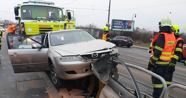 V Chodovské ulici se 22. ledna srazila tramvaj s autem.