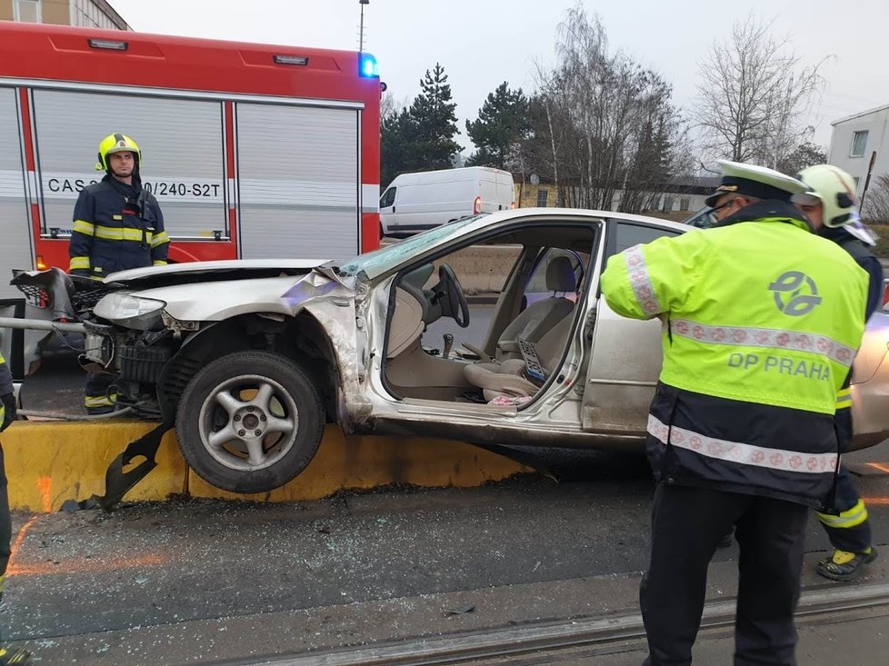 V Chodovské ulici se 22. ledna srazila tramvaj s autem.