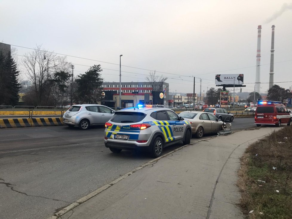 V Chodovské ulici se 22. ledna srazila tramvaj s autem.