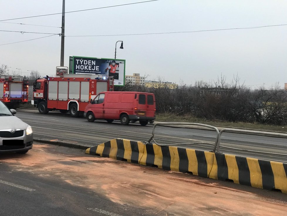 V Chodovské ulici se 22. ledna srazila tramvaj s autem.