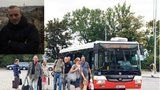 Past na nervózní turisty i Čechy: Autobus, který má jet na letiště, tam nejezdí