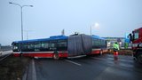 Kolony na výjezdu z Prahy na D8! Havaroval autobus, zablokoval napříč všechny pruhy