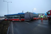 Kolony na výjezdu z Prahy na D8! Havaroval autobus, zablokoval napříč všechny pruhy