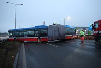 Kolony na výjezdu z Prahy na D8! Havaroval autobus, zablokoval napříč všechny pruhy