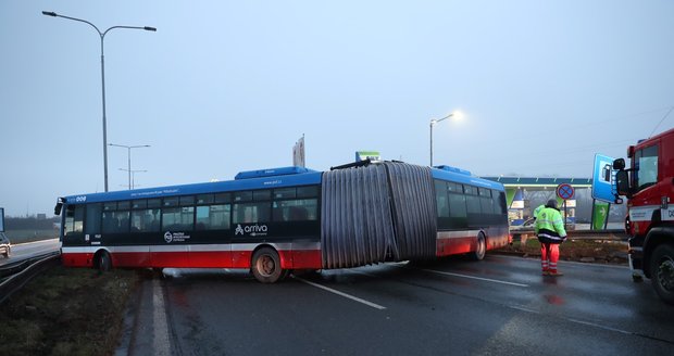 Kolony na výjezdu z Prahy na D8! Havaroval autobus, zablokoval napříč všechny pruhy