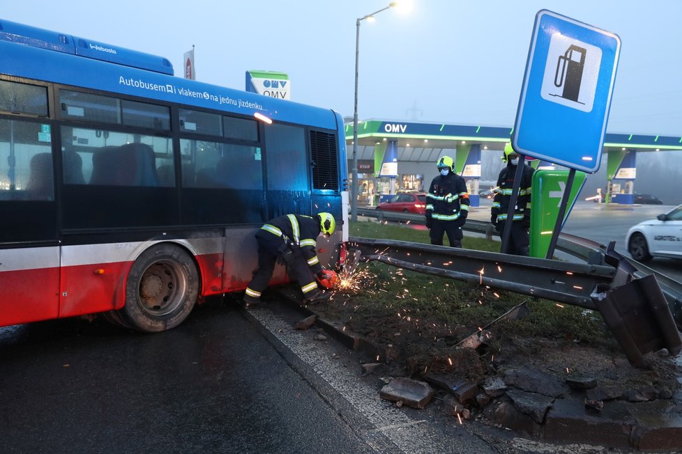 Nehoda autobusu na D8, 4. ledna 2021.