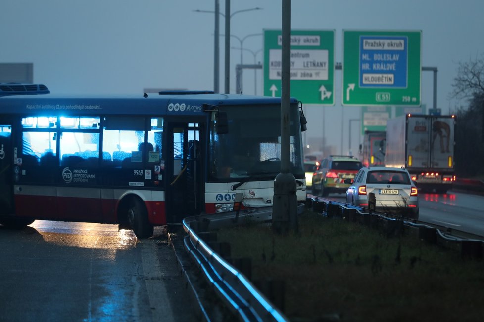 Nehoda autobusu na D8, 4. ledna 2021.