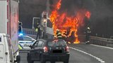 Hrozivý požár autobusu uzavřel dálnici D5 směrem na Prahu: Jako zázrakem se nikdo nezranil