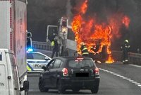 Hrozivý požár autobusu uzavřel dálnici D5 směrem na Prahu: Jako zázrakem se nikdo nezranil