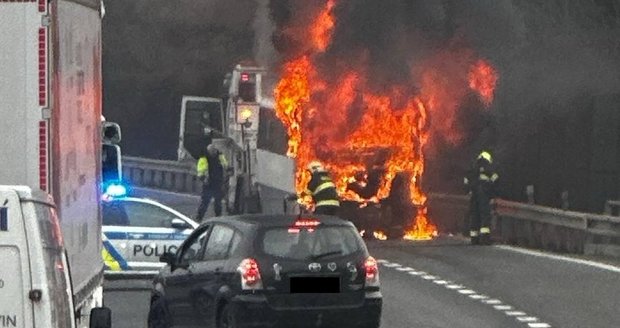 Hrozivý požár autobusu uzavřel dálnici D5 směrem na Prahu: Jako zázrakem se nikdo nezranil