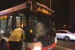Autobus srazil 22. ledna 2019 u zastávky Sídliště Lhotka dvě mladé ženy.