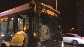 Autobus srazil 22. ledna 2019 u zastávky Sídliště Lhotka dvě mladé ženy.