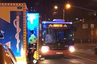 Autobus na Krakově srazil muže (38): Pod vozem byl zaklíněný, ve vážném stavu skončil v nemocnici