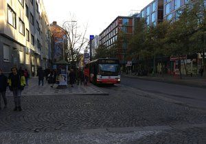 Tunelbusy by mohly jezdit ze Smíchova na Anděl. Omezit by ale údajně musel ROPID další linky, například 123.
