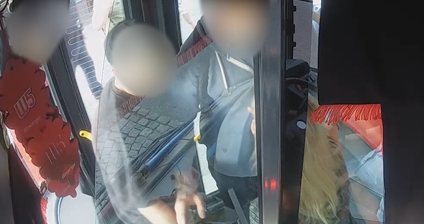 Muž a žena napadli v autobuse policistu v civilu.