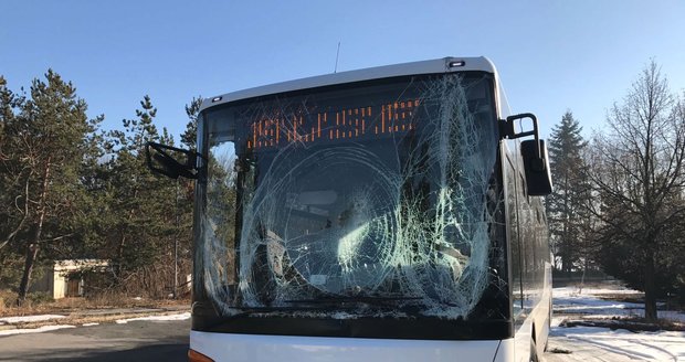 Nehoda autobusu se školním výletem u Prahy