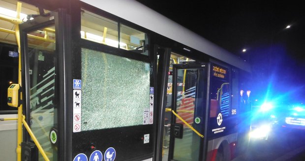 Muž rozbil kamenem okno u autobusu (12. března 2021).