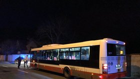 V Satalicích narazil autobus do plynové přípojky.