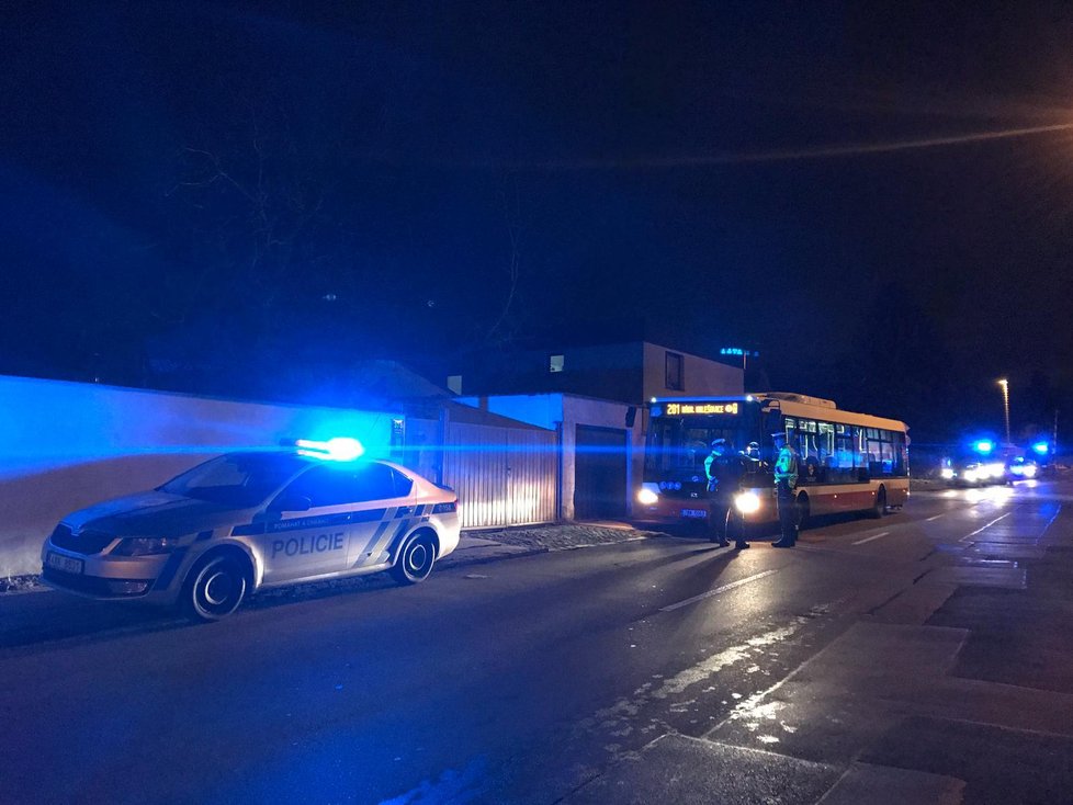 V Satalicích narazil autobus do plynové přípojky.
