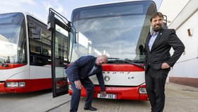 Fototermín při předání dvou autobusů Dopravního podniku hl. m. Prahy dopravnímu podniku města Mykolajiv v rámci pomoci hlavního města Prahy Ukrajině, 12. května 2023, Praha.