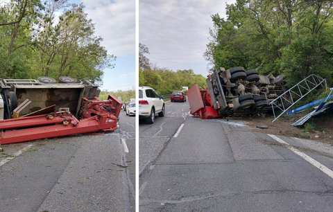 Komplikace na příjezdu do Prahy: Na Strakonické se převrátil autojeřáb!
