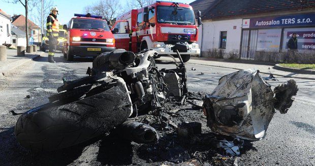 Šofér Alfy Romeo „sestřelil“ motorkářku (†51): Stroj začal po srážce hořet!