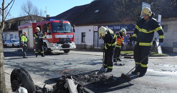 Hasiči zasahovali u nehody automobilu a motocyklu, který začal hořet