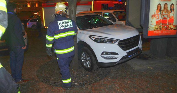 Kuriózní nehoda: Auto se na Václaváku zaklínilo mezi strom a telefonní budku