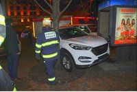 Kuriózní nehoda: Auto se na Václaváku zaklínilo mezi strom a telefonní budku