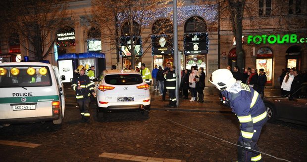 Žena narazila do vozu, ten se pak zaklínil mezi strom a telefonní budku.