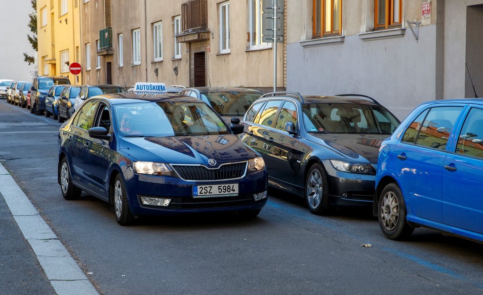 Začaly fungovat také autoškoly, řidička Veronika Klímová (19) vyrazila v Praze na jízdu se svou učitelkou Petrou Jelínkovou (45). (27. dubna 2020)