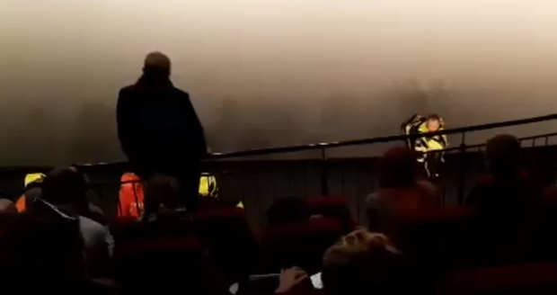 Drama na premiéře Avatara na Floře: Muž spadl z třímetrové výšky. (15. prosince 2022)