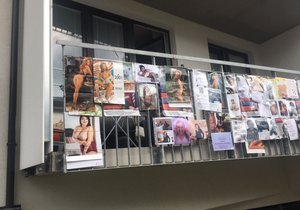 Muž (76) pověsil na zábradlí svého balkonu erotické plakáty.