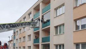 Muž chtěl spáchat sebevraždu skokem z balkonu. (30. 12. 2021)