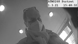 Podvodník vylákal z ženy spoustu peněz! Policisté hledají muže, který vybíral z bankomatu v Praze