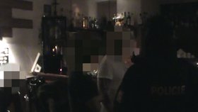 Strážníci nachytali 6. února 2021 v časných ranních hodinách v baru v Praze 7 několik lidí. Měl být přitom zavřený.