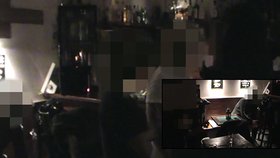 Strážníci nachytali 6. února 2021 v časných ranních hodinách v baru v Praze 7 několik lidí. Měl být přitom zavřený.