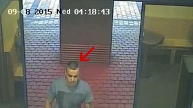 Tři muži brutálně napadli hosta v baru: Zachytily je kamery - neznáte je?
