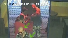 Tři muži brutálně napadli hosta v baru: Zachytily je kamery - neznáte je?