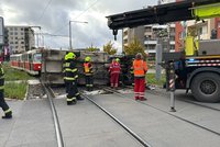 Dodávka po nehodě s tramvají na Barrandově skončila na boku! Práci policie navíc komplikovala narušitelka