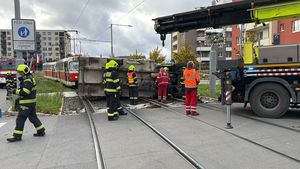 Dodávka po nehodě s tramvají na Barrandově skončila na boku! Práci policie navíc komplikovala narušitelka Dodávka po nehodě s tramvají na Barrandově skončila na boku! Práci policie navíc komplikovala narušitelka