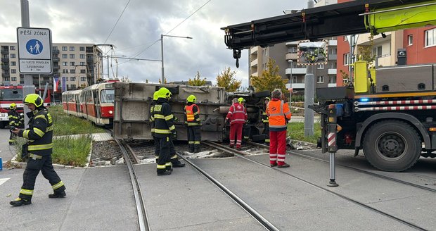 Nehoda tramvaje a dodávky na pražském Barrandově (27. října 2025)