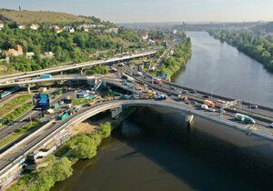 Rekonstrukce Barrandovského mostu začala 16. května 2022.