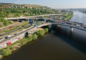 The reconstruction of the Barrandovský bridge began on May 16, 2022.