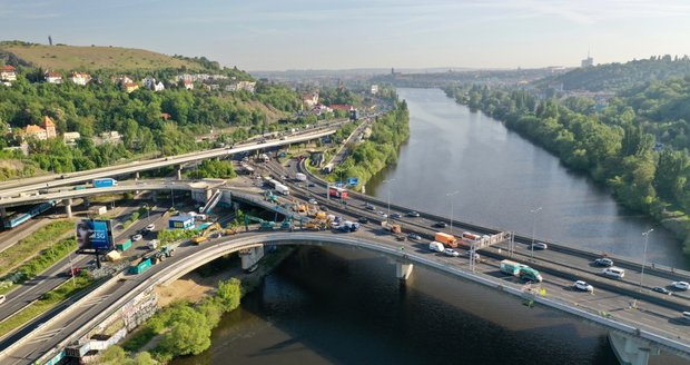 „Rekonstrukce století“ je tu: Oprava Barrandovského mostu začala, na objížďkách se tvořily kolony