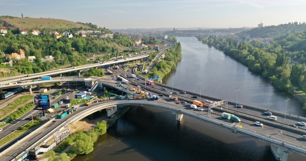 Rekonstrukce Barrandovského mostu začala 16. května 2022.