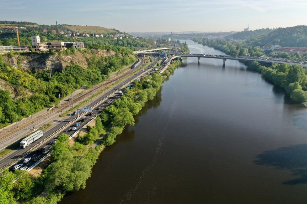 Rekonstrukce Barrandovského mostu začala 16. května 2022.