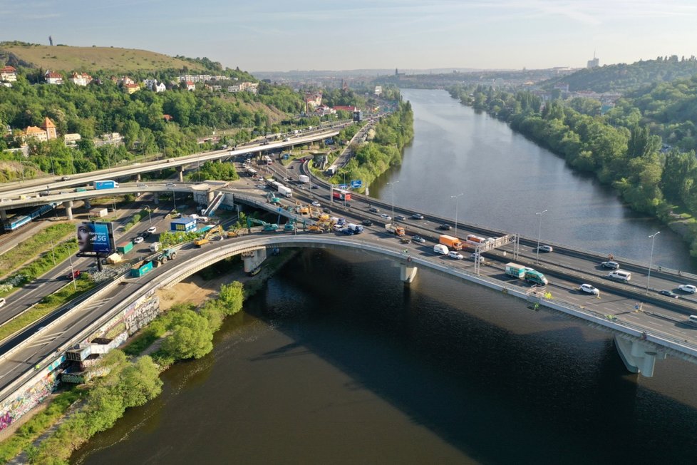 Rekonstrukce Barrandovského mostu začala 16. května 2022.